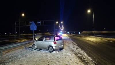 A2: Straciła panowanie nad pojazdem i uderzyła w barierki