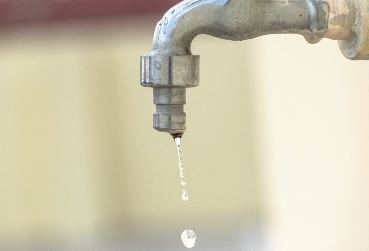 Oszczędzanie wody w czasie wakacyjnej suszy i upałów: Jak dbać o zasoby wody w swoim domu?
