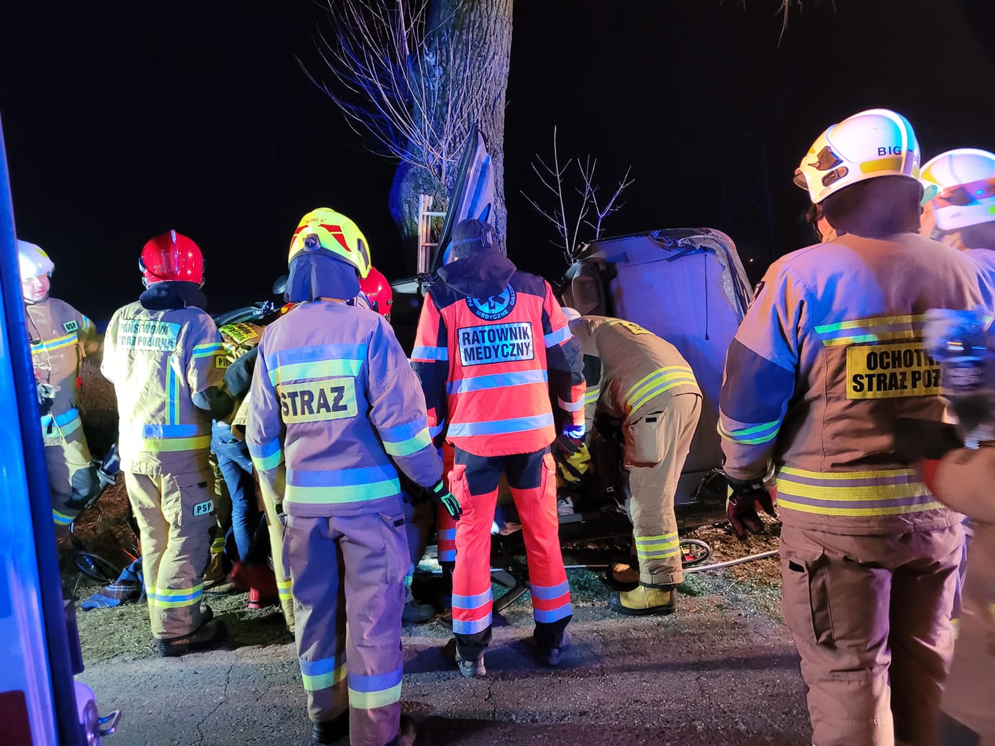 Wypadł z drogi i uderzył w drzewo. Strażacy rozcinali karoserię, aby wydostać rannego