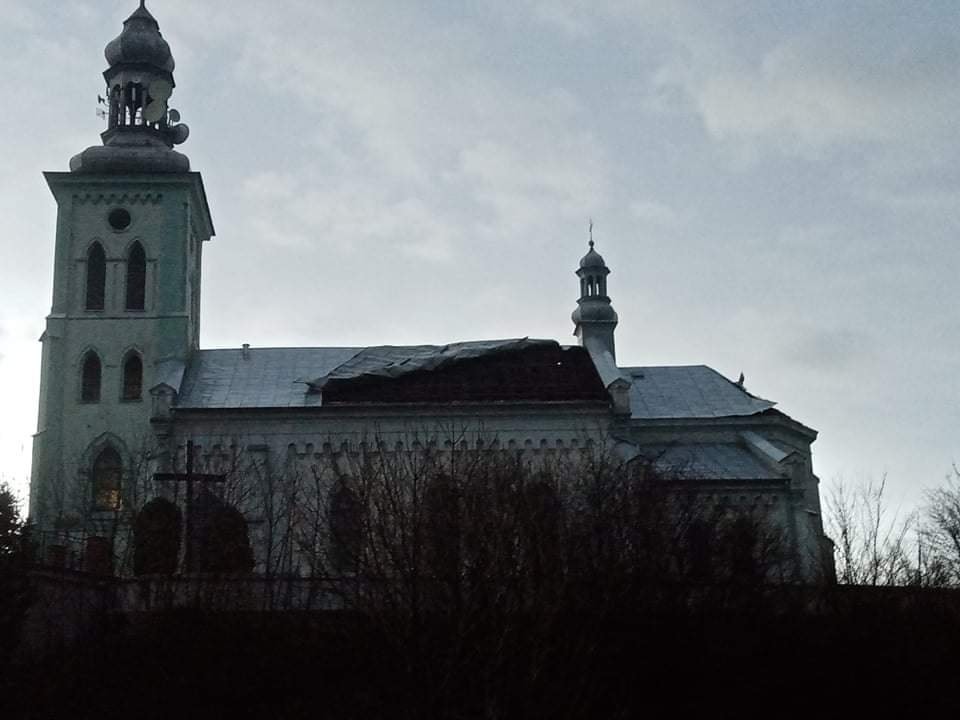 Strażacy walczą ze skutkami wichury. To już ponad 70 wyjazdów! Uszkodzony kościół w Chełmnie