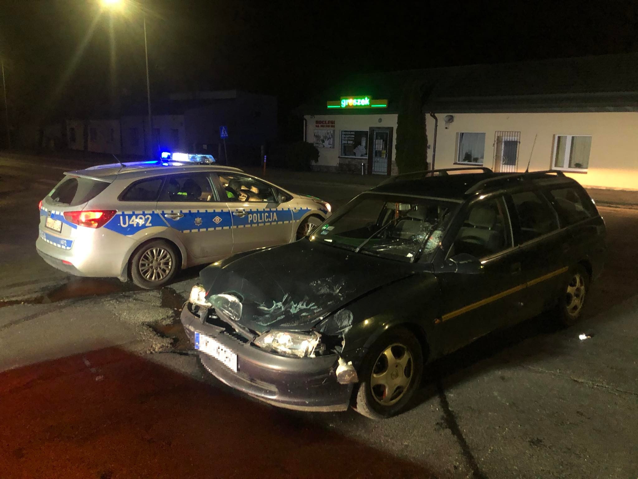 Wjechał w słup ogłoszeniowy i uciekł. Policja poszukuje kierowcy