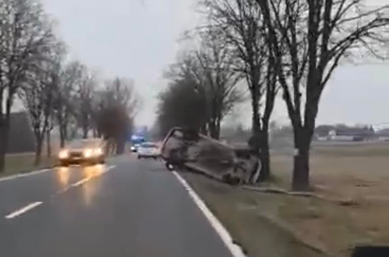 Zatrzymał samochód na boku. 21-latek jechał na podwójnym gazie