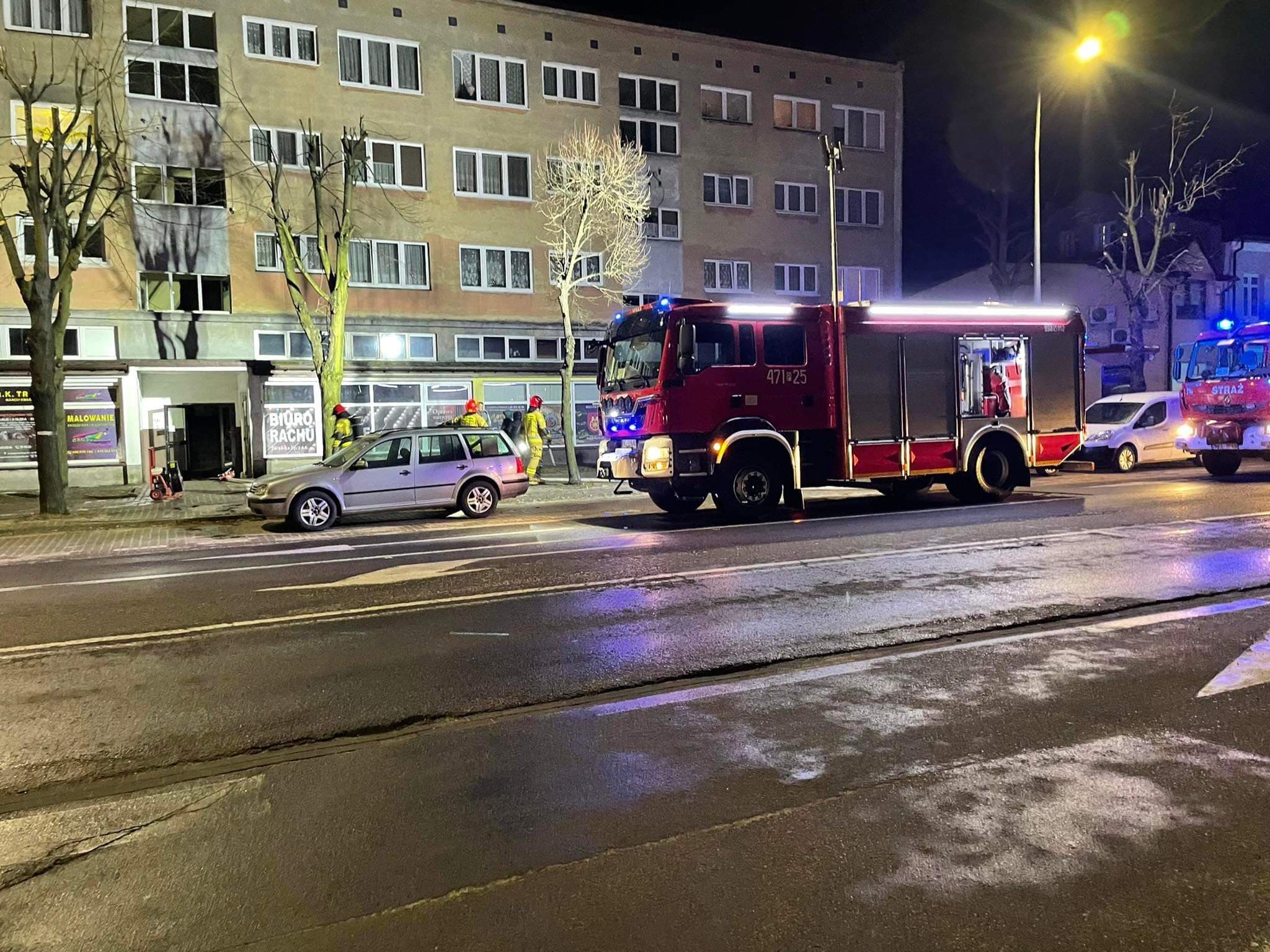 Pożar w bloku naprzeciwko komendy straży. 29 osób ewakuowanych