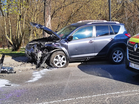 Trzy samochody zderzyły się na łuku drogi