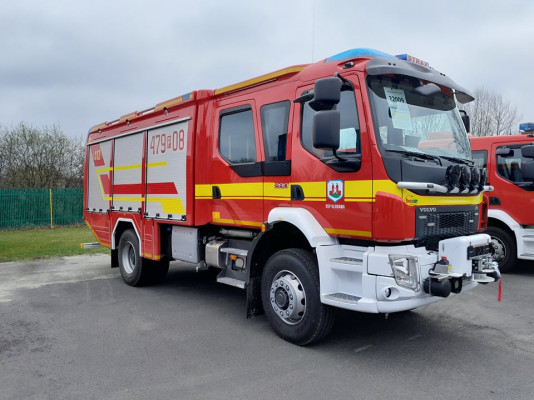 Nowy wóz strażacki dojechał do OSP Kłodawa. Wspaniały prezent na 120-lecie jednostki