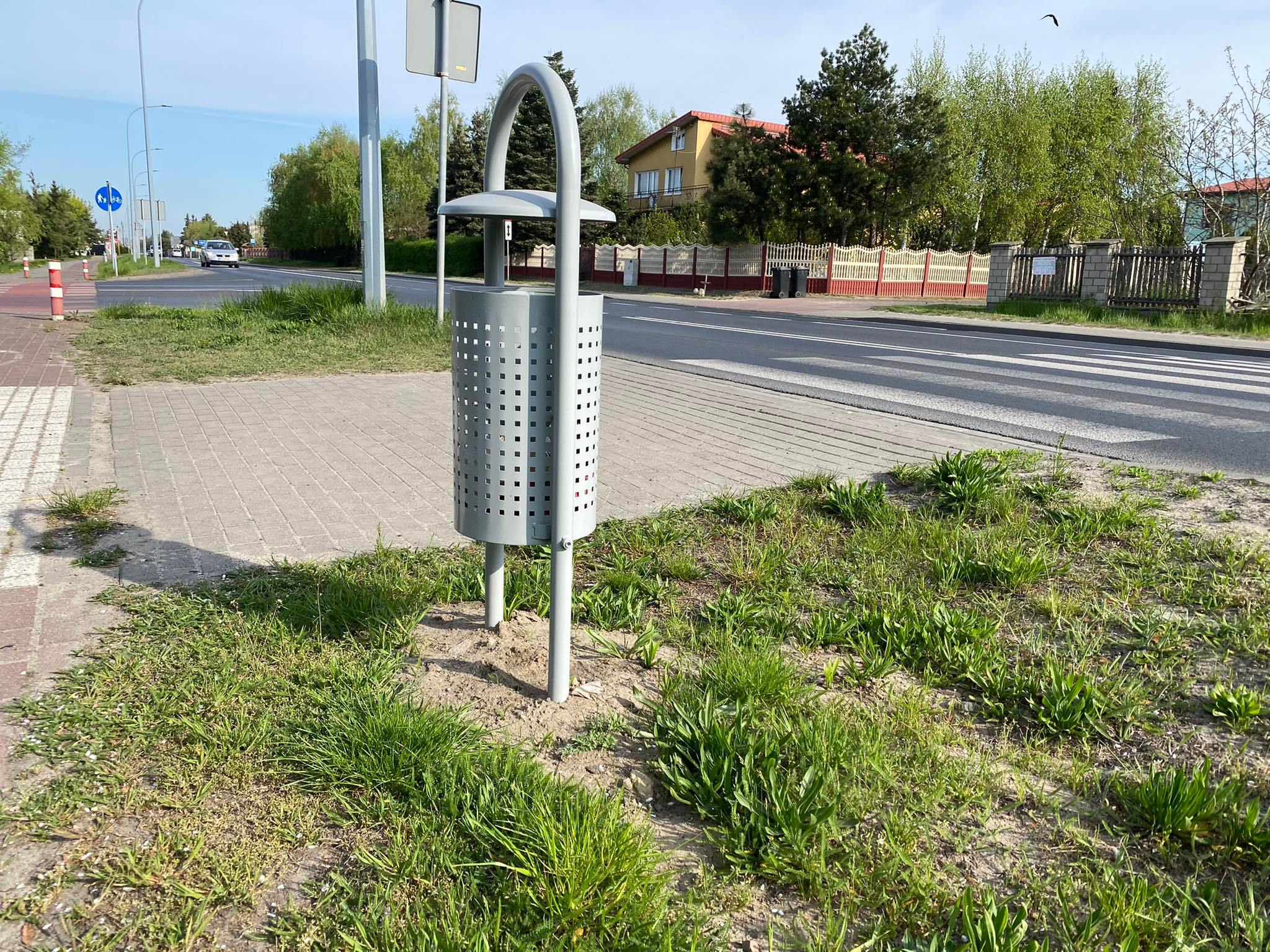 Na ulicy Dąbskiej wciąż mieszkańcy sprzątają opakowania z MC-a