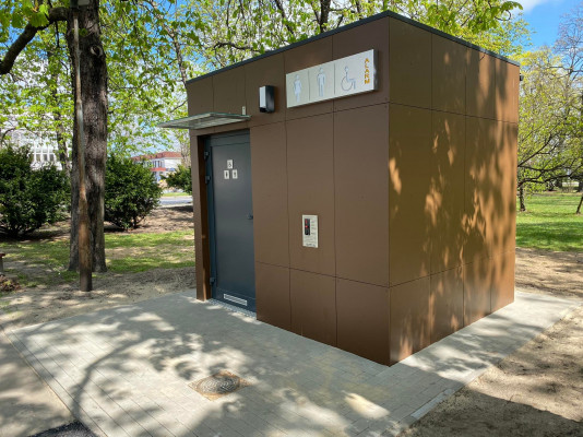 Toaleta publiczna zamontowana w parku im. Moniuszki. Kiedy będzie czynna?