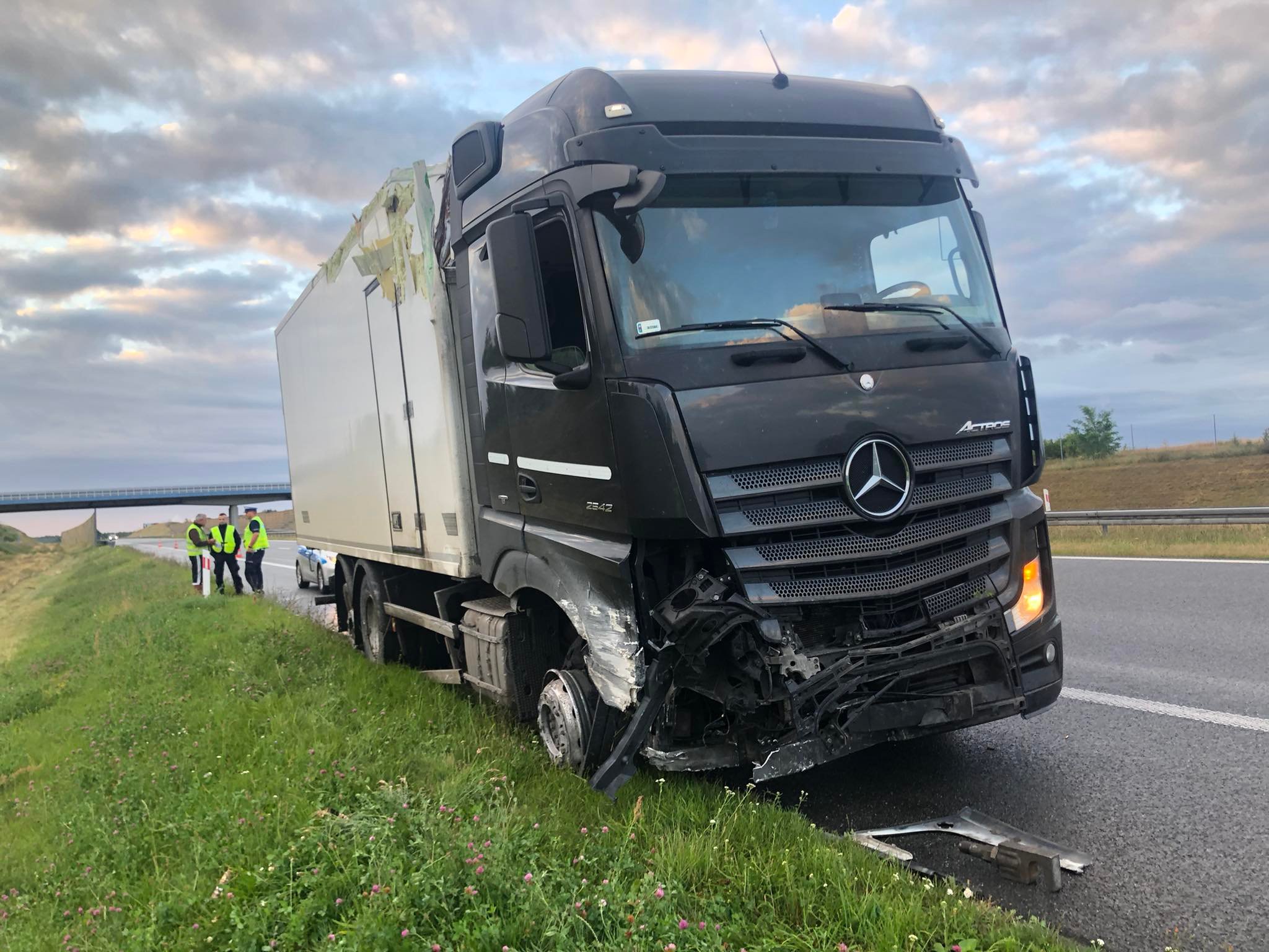 Gnał ciężarówką po barierkach ochronnych. Teraz stanie przed sądem