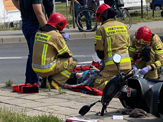 Skuterem wymusił pierwszeństwo. Zderzenie przy Kauflandzie [ZDJĘCIA]