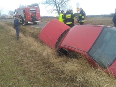 Jechał za szybko i zakończył trasę w rowie