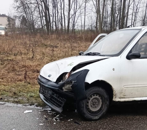 Zderzenie dwóch pojazdów. Na miejsce zadysponowano 12 strażaków