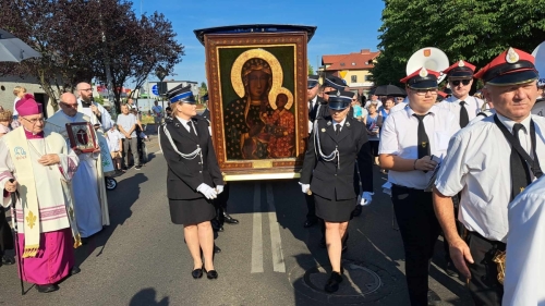 Wierni przywitali obraz  Cudownego Wizerunku Maryi. Wśród kapłanów Janusz Ogrodowczyk [ZDJĘCIA]