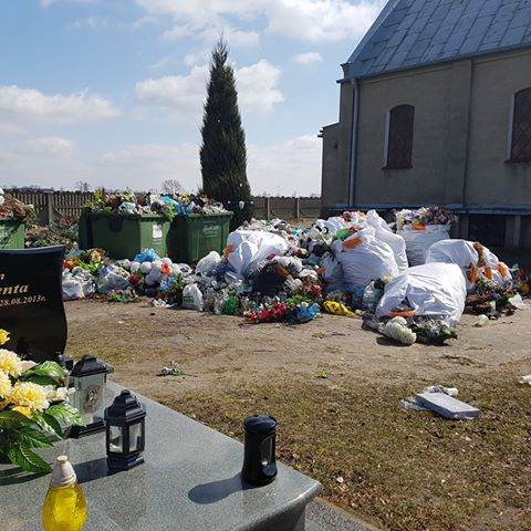 Wielkanocny Poniedziałek na cmentarzu w Osieku Wielkim