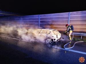 Na pasie awaryjnym spłonął pojazd osobowy. Gasiły jednostki z dwóch powiatów