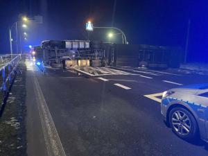 Ciężarówka leży na boku. Nadal utrudnienia na drodze DK92