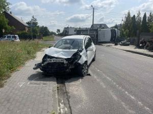 Zderzenie dwóch samochodów w Dąbiu. 75-letnia kobieta trafiła do szpitala