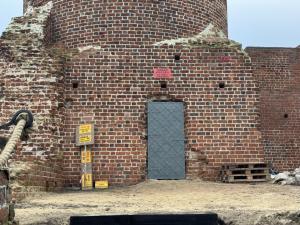 Zmiany na terenie kolskich ruin zamku. Wieża widokowa coraz bliżej