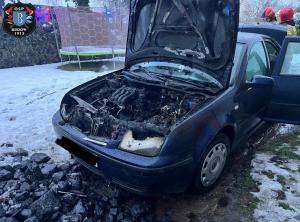 Pożar samochodu osobowego - ogień pojawił się w komorze silnika