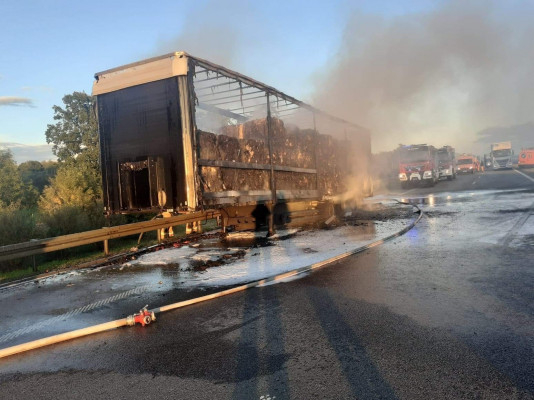 Strażacy z naszego powiatu gasili płonącą ciężarówkę na A2