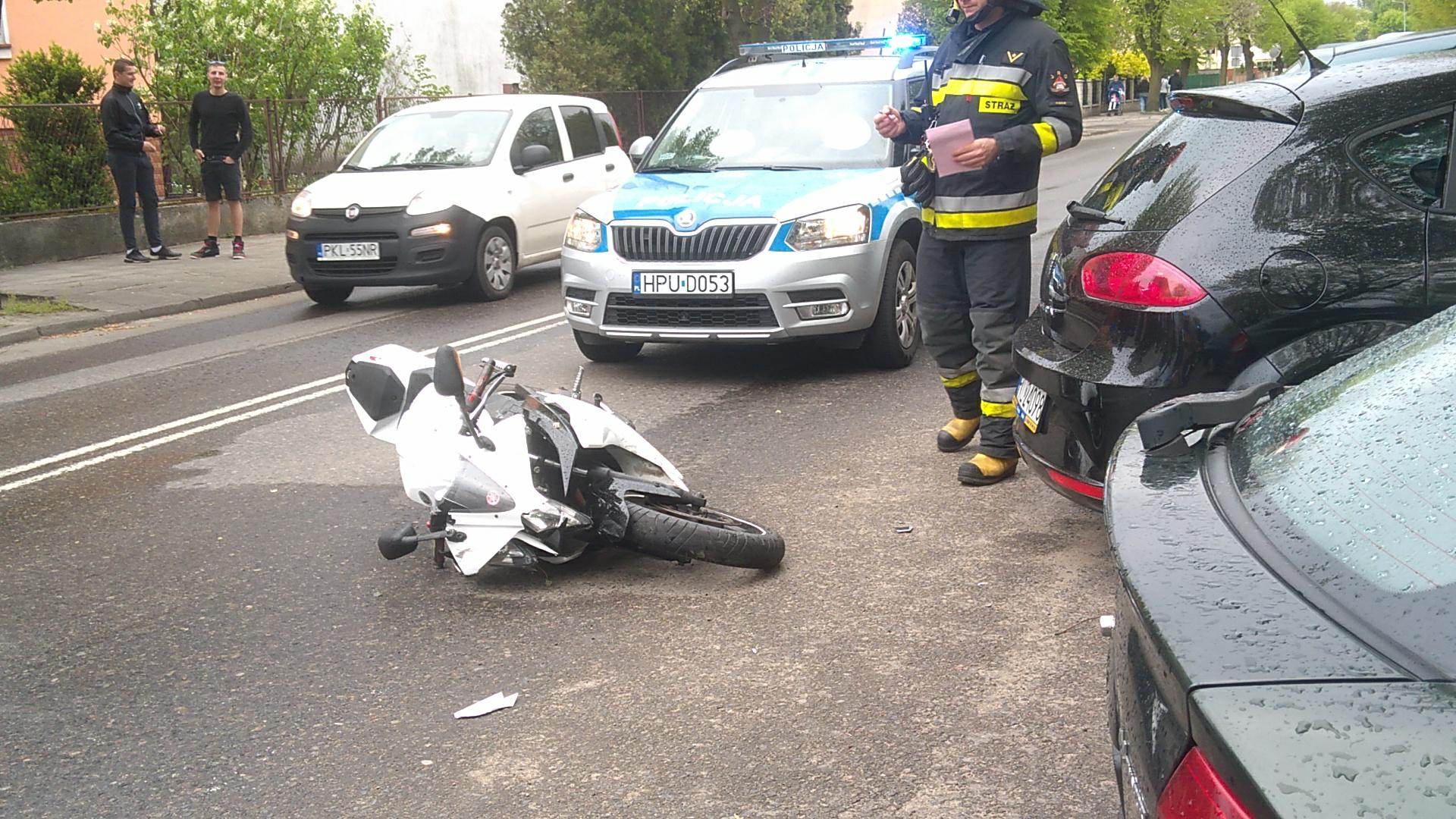 Motocyklista uderzył w tył zaparkowanego samochodu