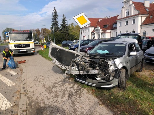 Wymusił pierwszeństwo. Uderzył w gruszkę do betonu i zaparkowanego VW