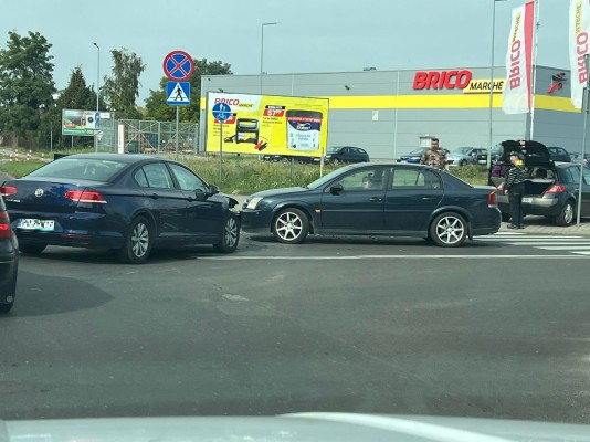 Zderzenie na ruchliwym skrzyżowaniu. Policjanci zatrzymali dwa dowody rejestracyjne