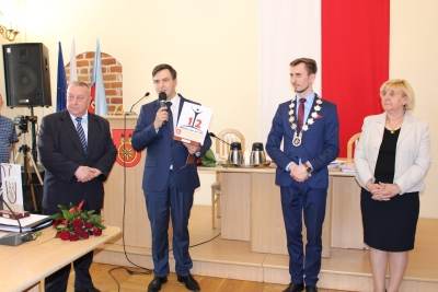 Gratulacje z rąk Przewodniczącego i Wiceburmistrz