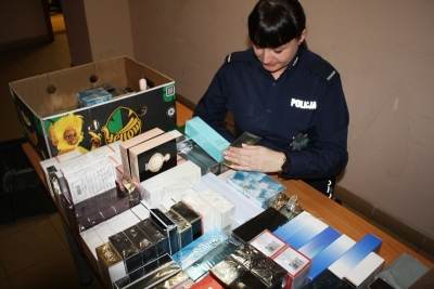 Policjanci zabezpieczyli podrobione perfumy z targowiska