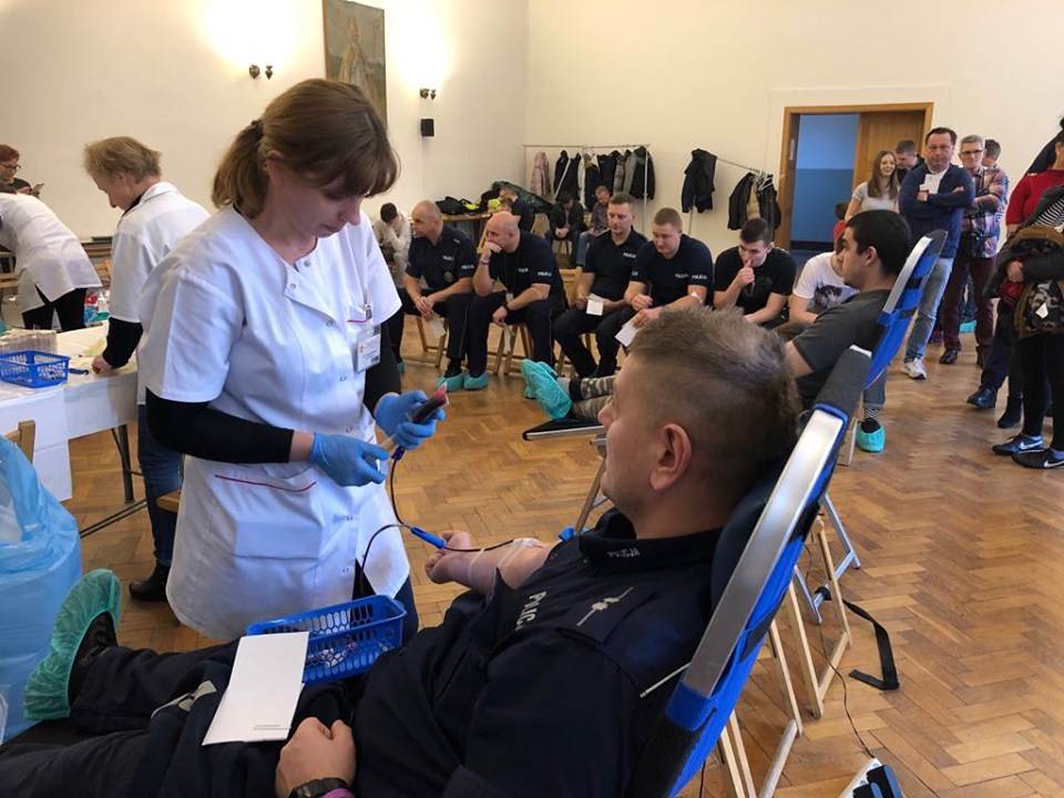 Policjanci oddawali krew dla swojej chorej koleżanki