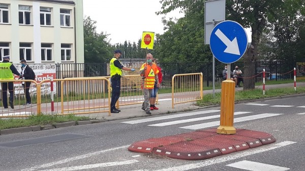 Policjanci dbali o bezpieczeństwo pierwszego dnia w szkole