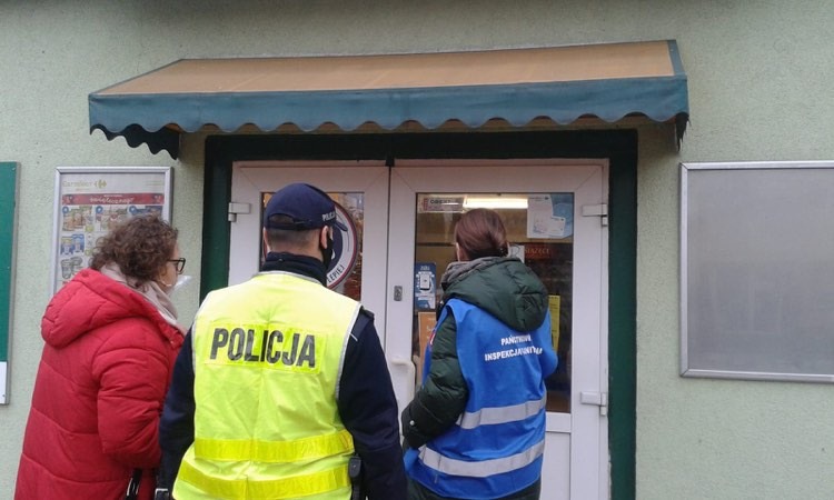 Kontrole w sklepach nadal trwają. Policja przestrzega