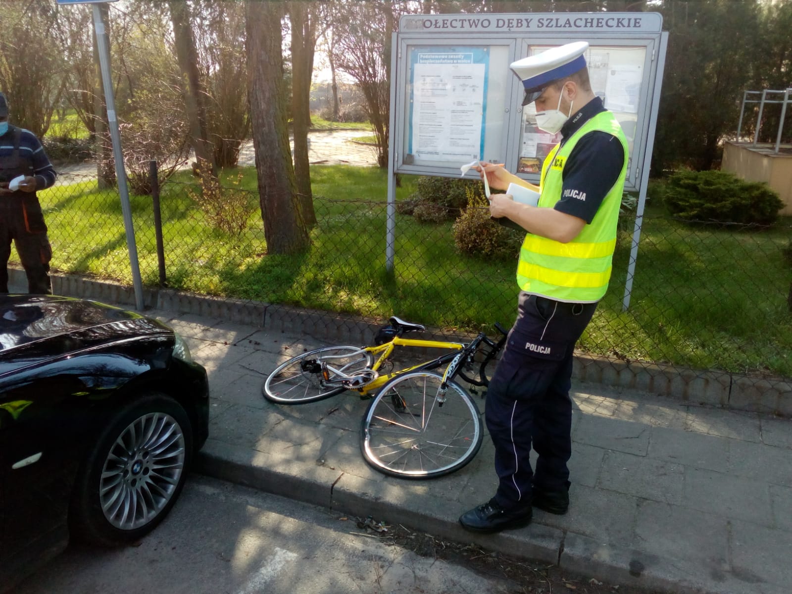 Zajechał drogę rowerzyście. 16-latek z urazami głowy przewieziony do szpitala