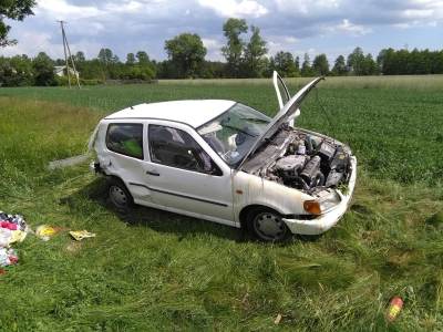 Zasnęła za kierownicą i wylądowała na dachu