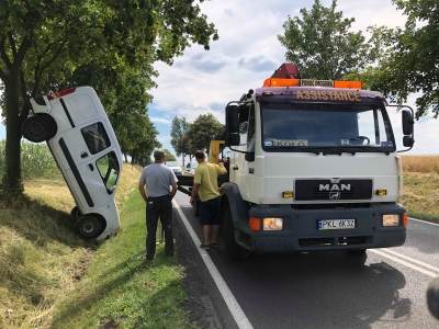 Zatrzymał się pionowo w rowie  opierając o drzewo