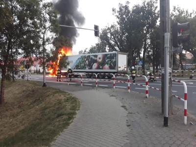 Pożar ciężarówki na środku drogi DK92, Kierowca zdążył uciec