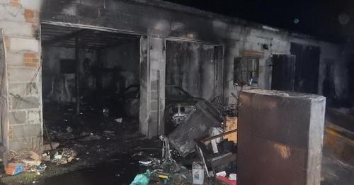 Pożar garażu z samochodem w środku