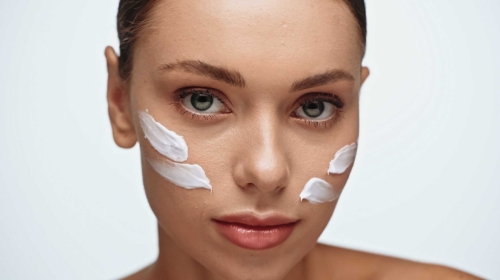 Sucha skóra twarzy — jak przywrócić jej nawilżenie w okresie intensywnych upałów?