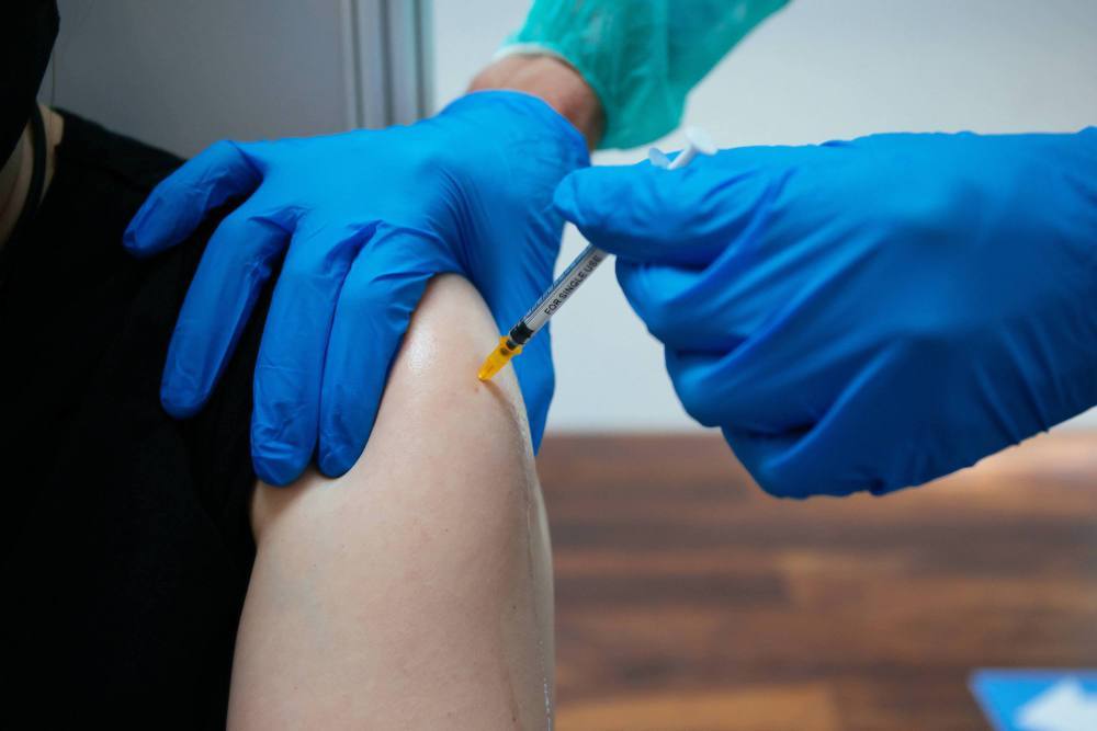 Wykonano ponad 24 mln szczepień przeciw COVID-19,w pełni zaszczepionych ponad 9,4 mln osób