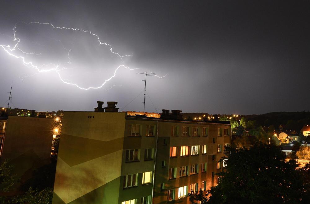 Noc będzie ciepła i parna, możliwe burze z silnymi opadami deszczu