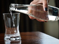 Naukowcy: potrzeba picia 8 szklanek wody dziennie to mit
