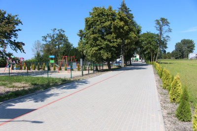 Gmina Dąbie: zrewitalizowany teren przy szkole w Kupininie