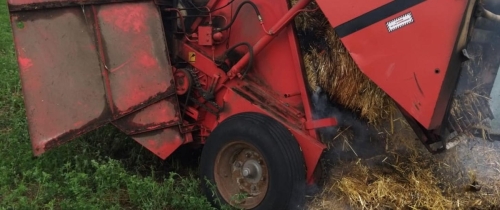 Prasa rolnicza zapaliła się na polu. W ogniu również słoma