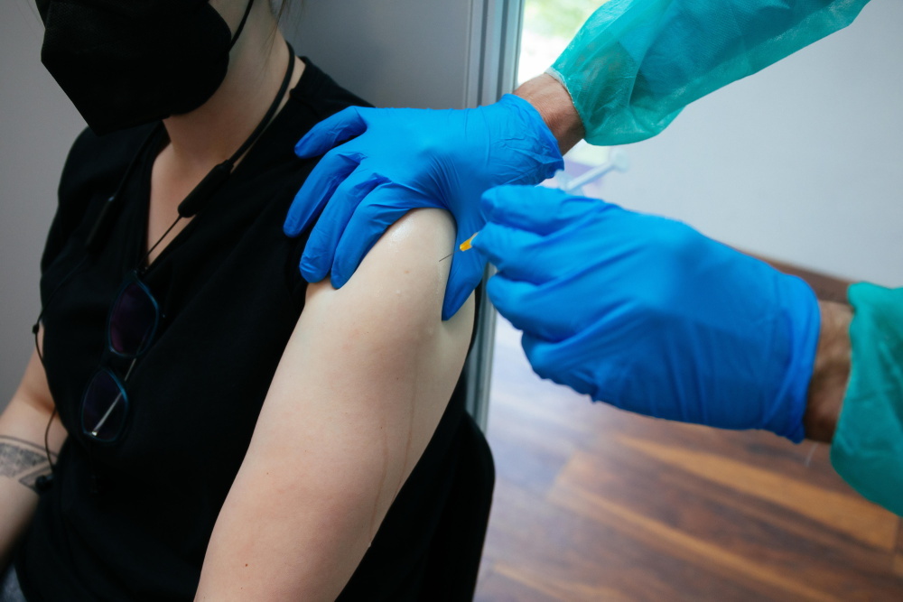 Wykonano 34,7 mln szczepień przeciw COVID-19, zgłoszono 14 tys. niepożądanych odczynów