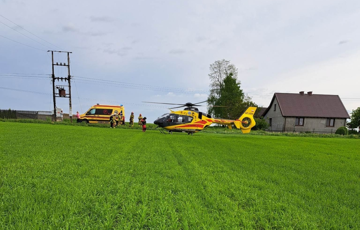 Mężczyzna spadł z drzewa. Śmigłowiec zabrał go do szpitala