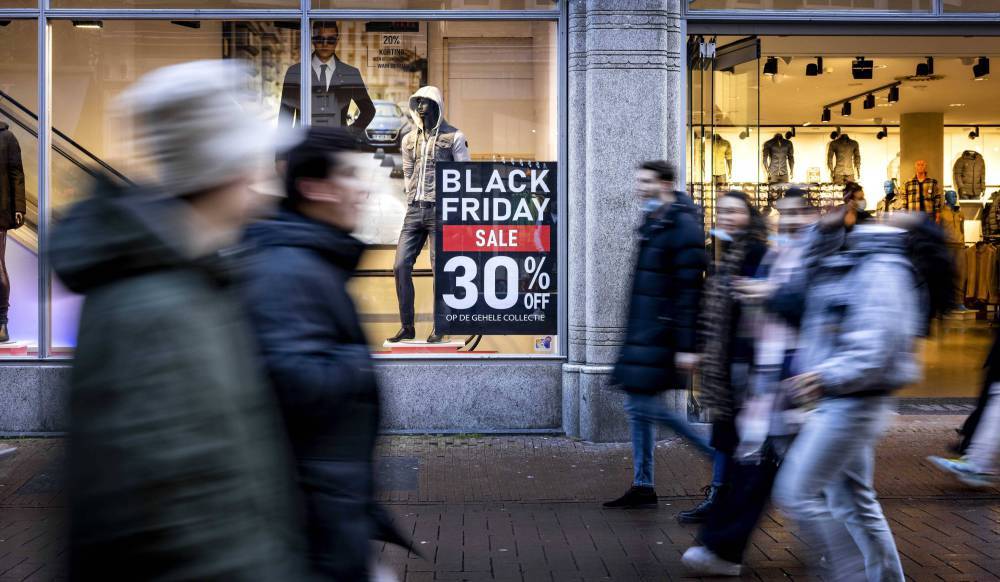 KNF ostrzega przed oszustami działającymi podczas Black Friday