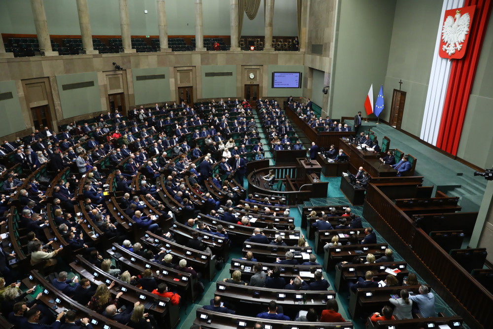 Sejm uchwalił ustawę obniżającą akcyzę na paliwa i prąd