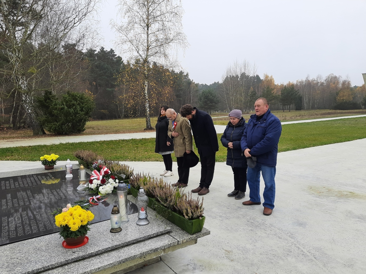 Upamiętnienie polskich zakładników w byłym obozie zagłady