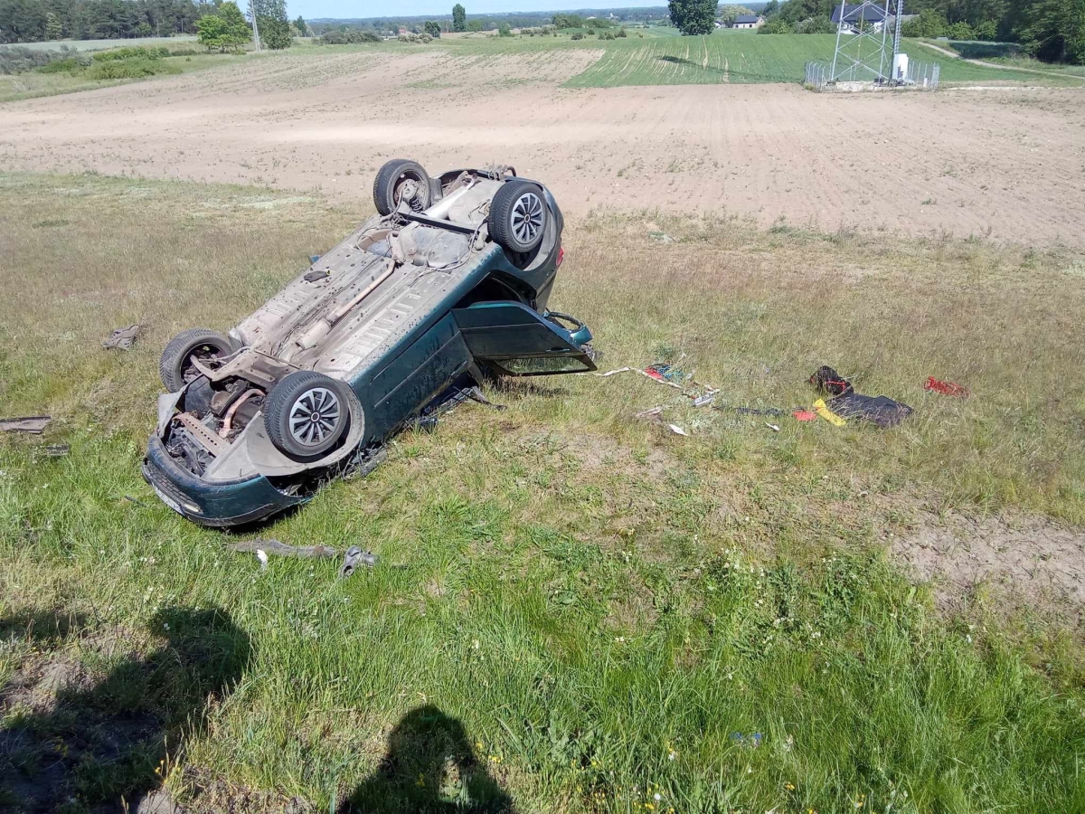 Zderzenie wyrzuciło pojazd z drogi. Osobówka dachowała po zjechaniu ze skarpy