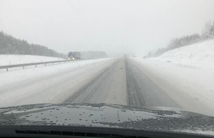 Wielkopolskie: Trudne warunki jazdy na drogach z powodu intensywnych opadów śniegu