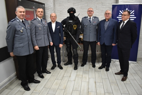 KHBC wspiera kolskich policjantów. Jednostka doposażona w sprzęt